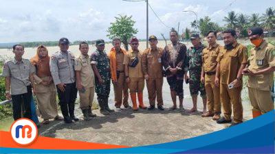 Kepala Dinas Ketahanan Pangan dan Pertanian (DKPP) Sumenep, Arif Firmanto saat mengunjungi sala satu ladang sawah yang terendam banjir di Kecamatan Batuan