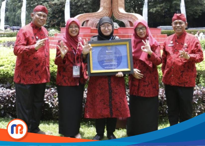 Kepala Dinas Lingkungan Hidup (DLH) Sumenep Arif Susanto dan Wakil Bupati Sumenep, Hj. Dewi Khalifah