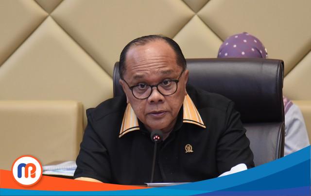 Wakil Ketua Komisi II DPR RI Junimart Girsang saat Rapat dengan Mendagri, KPU, Bawaslu dan DKPP di Kompleks Parlemen, Senayan, Jakarta Pusat, Senin (27/3/2023). Foto : Ger/Man (Sumber: Parlementaria, 2023).