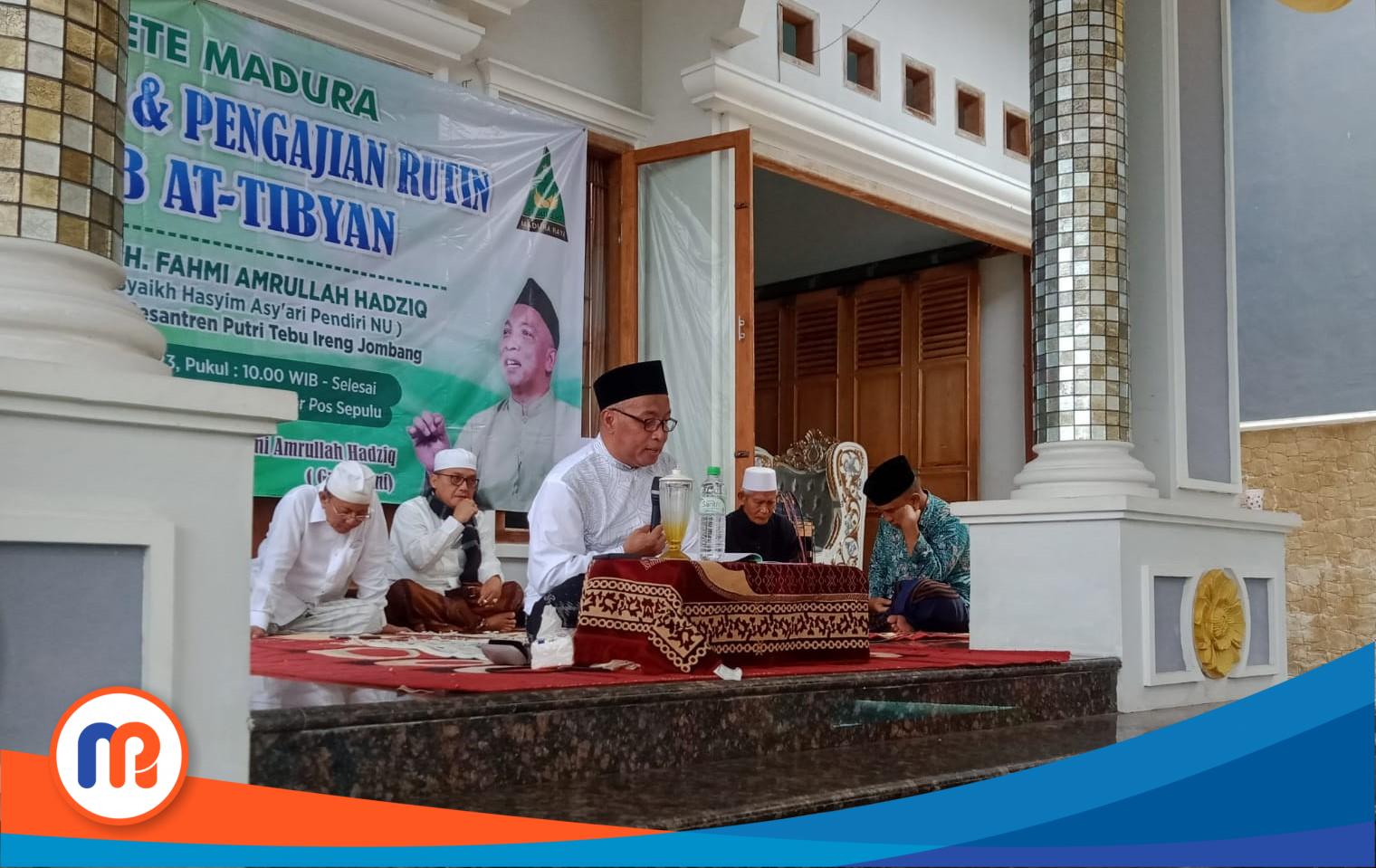 K.H. Fahmi Amrullah Hadziq dalam Istighosah dan Pengajian Rutin Kitab At-Tibyan karya K.H. Hasyim Asy’ari IKAPETE Madura, di Sepulu, 18 Maret 2023