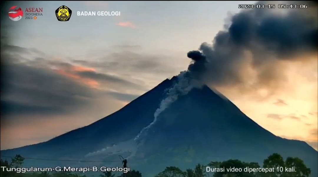 Foto Gunung Merapi pada pukul 05.42 WIB, Rabu (15/3/2023) 