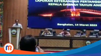 Ketua Fraksi Keadilan Hati Nurani DPRD Kabupaten Bangkalan Musawwir saat membacakan Pemandangan umum (PU) fraksinya dalam Rapat Paripurna Pemandangan Umum Fraksi terhadap LKPJ Kepala Daerah Tahun Anggaran 2022, pada Selasa, 14 Maret 2023