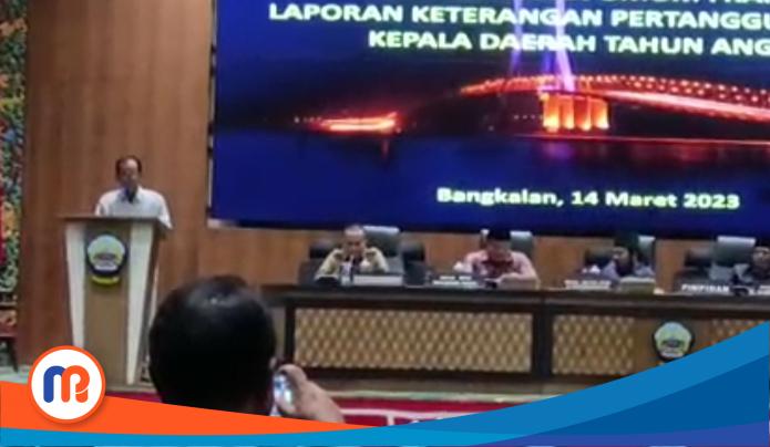 Ketua Fraksi Keadilan Hati Nurani DPRD Kabupaten Bangkalan Musawwir saat membacakan Pemandangan umum (PU) fraksinya dalam Rapat Paripurna Pemandangan Umum Fraksi terhadap LKPJ Kepala Daerah Tahun Anggaran 2022, pada Selasa, 14 Maret 2023