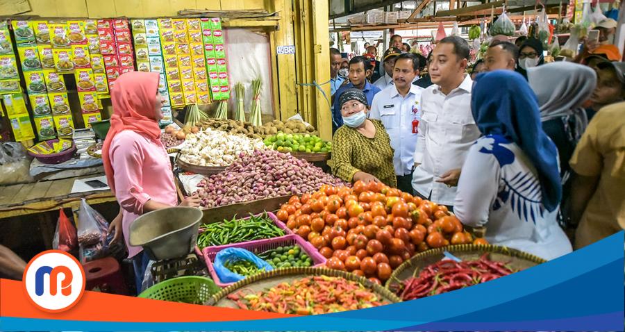 Wali Kota Surabaya Eri Cahyadi sedang sidak ke Pasar Pucang Anom Surabaya