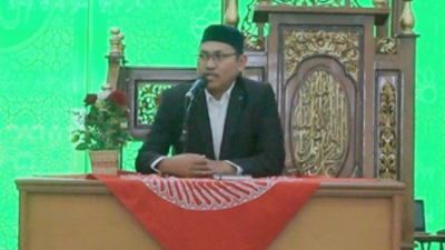 Ustadz Abdul Kafi saat memberikan ceramah agama dalam Kajian Ramadhan di Masjid Raya Islamic Center Jawa Timur dengan tema "Menggapai Rahmat dan Maghfiroh di Bulan Ramadhan, Selasa (2/4/2023) sore (Sumber: Kominfo Jatim, 2023).