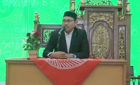 Ustadz Abdul Kafi saat memberikan ceramah agama dalam Kajian Ramadhan di Masjid Raya Islamic Center Jawa Timur dengan tema "Menggapai Rahmat dan Maghfiroh di Bulan Ramadhan, Selasa (2/4/2023) sore (Sumber: Kominfo Jatim, 2023).