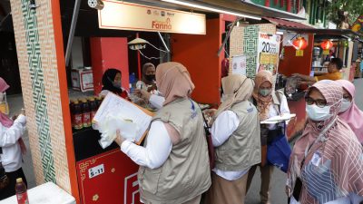 Wali Kota dan BBPOM Surabaya melakukan pengecekan sampel makanan UMKM di bulan Ramadhan (Sumber: Pemkot Surabaya, 2023).