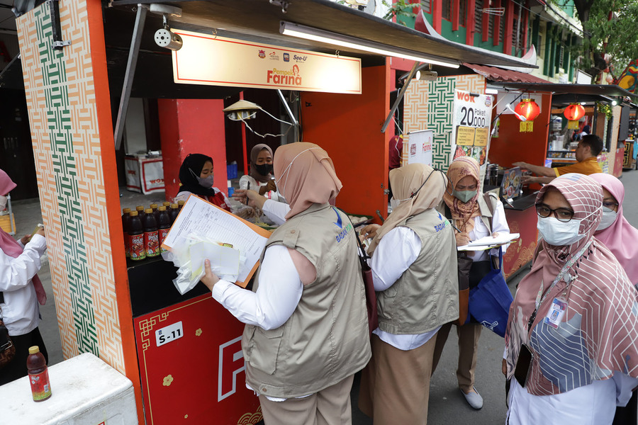 Wali Kota dan BBPOM Surabaya melakukan pengecekan sampel makanan UMKM di bulan Ramadhan (Sumber: Pemkot Surabaya, 2023).