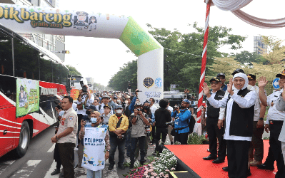 Gubernur Jatim Khofifah Indar Parawansa ketika melepas peserta Mudik Gratis Tahun 2023. Foto: Hendrik/JNR (Sumber foto: Kominfo Jatim, 2023).