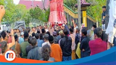 Terindikasi Langgar Perbup 51/2022, Ratusan Massa Aksi Kepung Kantor Pemkab Bangkalan