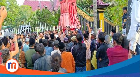 Massa aksi demonstrasi DPC Madas Bangkalan, DPP Pakis, Malika FPMI, dan DPP AMI di kantor Pemerintah Kabupaten Bangkalan (Dok. Madurapers, 2023).