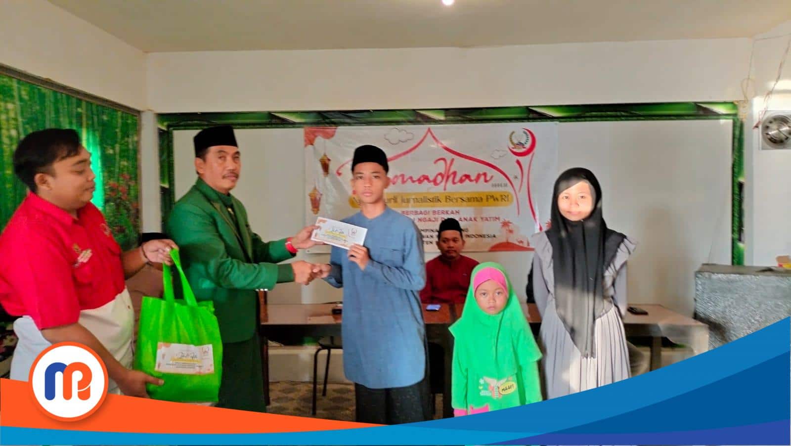 Anggota DPRD Sumenep Herman Dalikusuma saat memberikan santunan bagi anak yatim pada acara Buka Bersama DPC PWRI Sumenep pada Minggu, 16 April 2023. (Sumber Foto: Istimewa, 2023). 