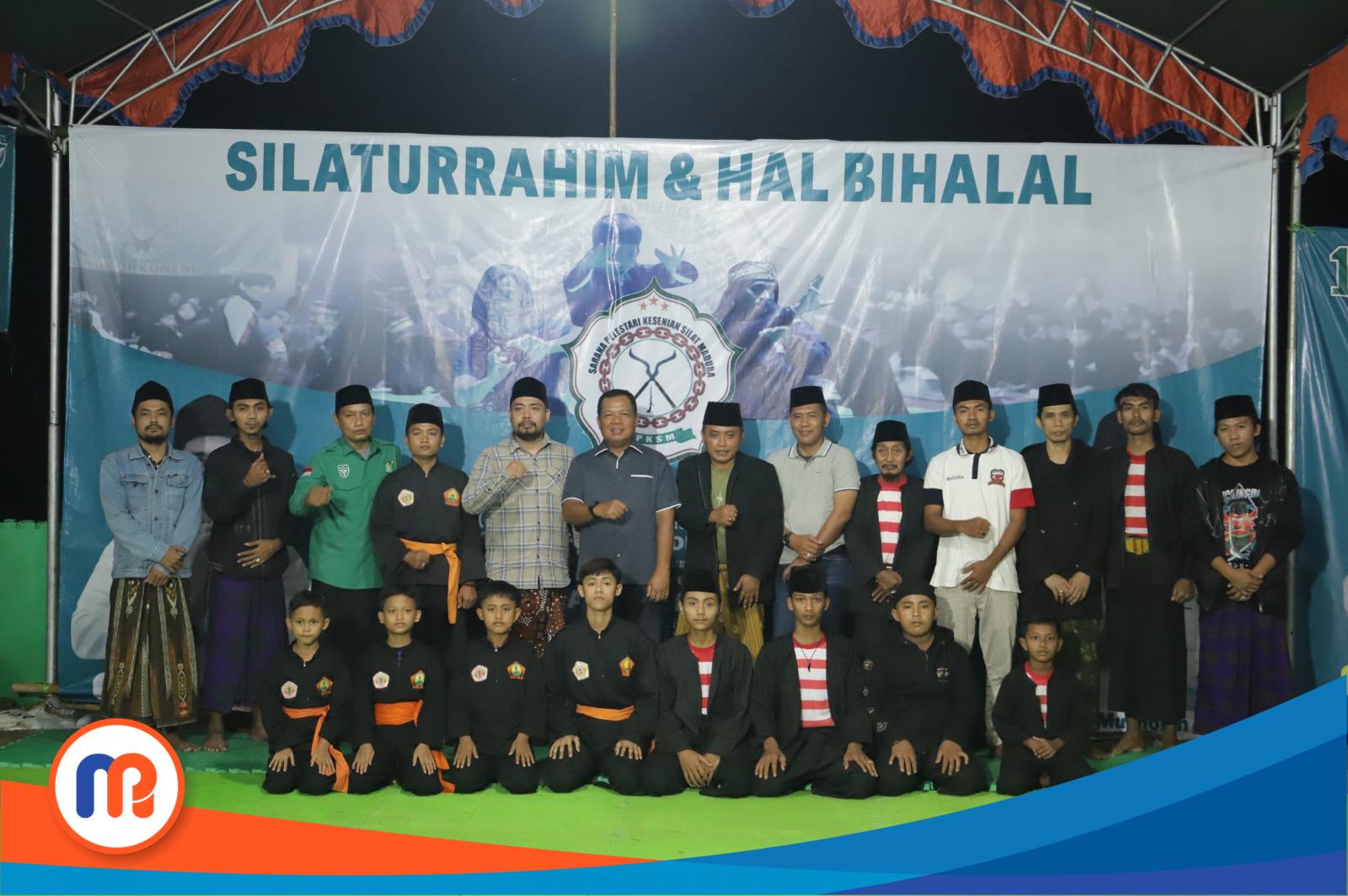 Pangdam V Farid Makruf foto bersama dengan salah satu Perguruan Silat (Dok. Madurapers, 2023).