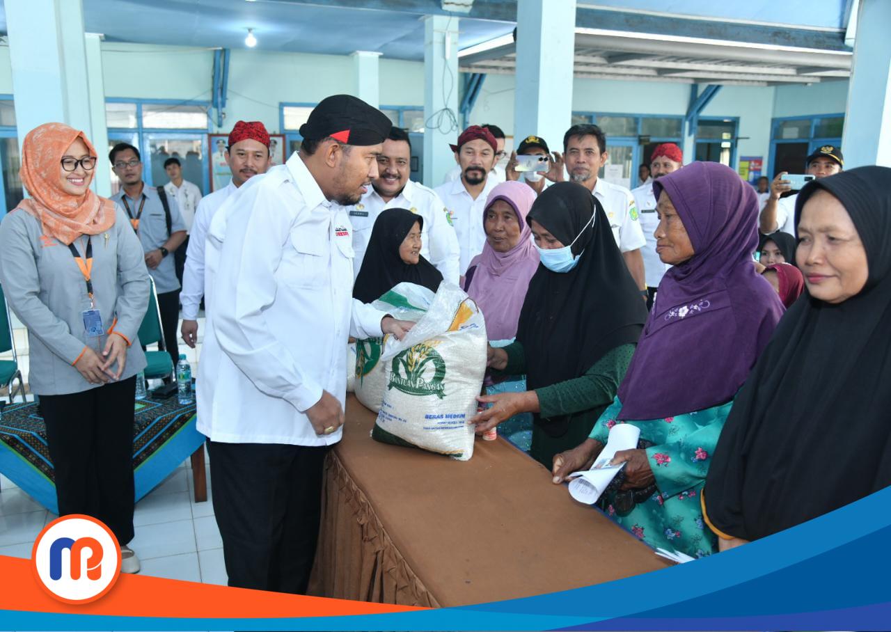 Bupati Sumenep Achmad Fauzi saat menyerahkan secara simbolis bantuan CBP pada KPM di Kantor Kecamatan Batuan pada Rabu (26/04/2023). (Sumber foto: Istimewa, 2023)