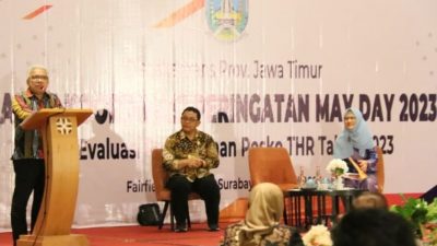 Kepala Disnakertrans Provinsi Jawa Timur Himawan Estu Bagijo saat evaluasi pelaksanaan posko THR keagamaan (Sumber: Kominfo Jatim, 2023).