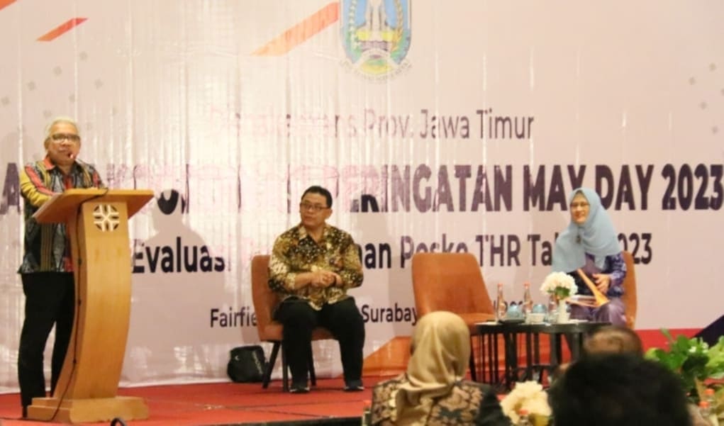 Kepala Disnakertrans Provinsi Jawa Timur Himawan Estu Bagijo saat evaluasi pelaksanaan posko THR keagamaan (Sumber: Kominfo Jatim, 2023).