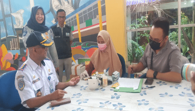 Layanan kesehatan gratis Jasa Raharja Cabang Utama Jawa Timur di Terminal Purabaya Surabaya (Sumber foto: Kominfo Jatim, 2023).