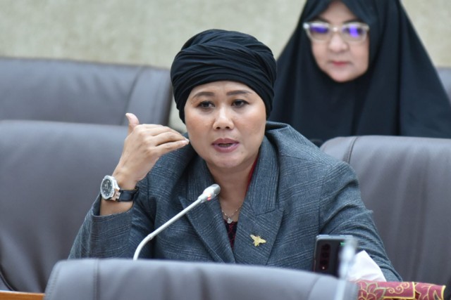 Anggota Komisi VI DPR RI Luluk Nur Hamidah dalam RDP dengan Direktur Utama BUMN Pangan dan Perkebunan, yakni PT Rajawali Nusantara Indonesia (Persero)/ID Food, Perum Bulog dan PT Perkebunan Nusantara III (Persero), di Gedung Nusantara I, Senayan, Jakarta, Selasa (11/4/2023). Foto: Oji/Man (Sumber: DPR-RI, 2023).