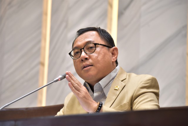 Anggota Komisi XI DPR RI Marwan Cik Asan dalam Rapat Dengar Pendapat Umum (RDPU) Badan Anggaran DPR RI dengan Pakar Perpajakan di Gedung Nusantara II, Senayan Jakarta, Selasa (4/4/2023). Foto: Mu/Man (Sumber: DPR RI, 2023).