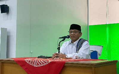 Dr. H Mujahid Anshori saat kajian Ramadhan jelang berbuka puasa di masjid Raya Islamic Center, Selasa (18/4/2023) petang dengan tema "Wujud Cinta ke Rasulullah s.a.w., Sesungguhnya". (Wahyu) (Sumber foto: Kominfo Jatim, 2023).