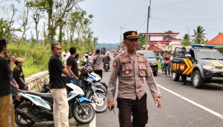 Kapolsek Kadur AKP Tamsil Efendi bersama Anggota Polsek Kadur dan Anggota Samapta Polres Pamekasan melaksanakan kegiatan Patroli Strong Point