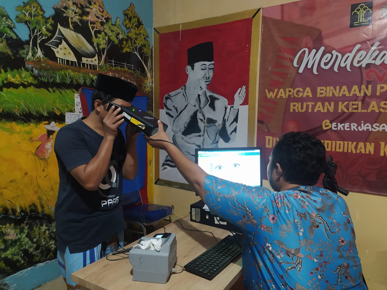 Perekaman KTP-el warga binaan Rutan Kelas IIB Kabupaten Sumenep menjelang Pemilu tahun 2024 (Sumber: Pemkab Sumenep, 2023).