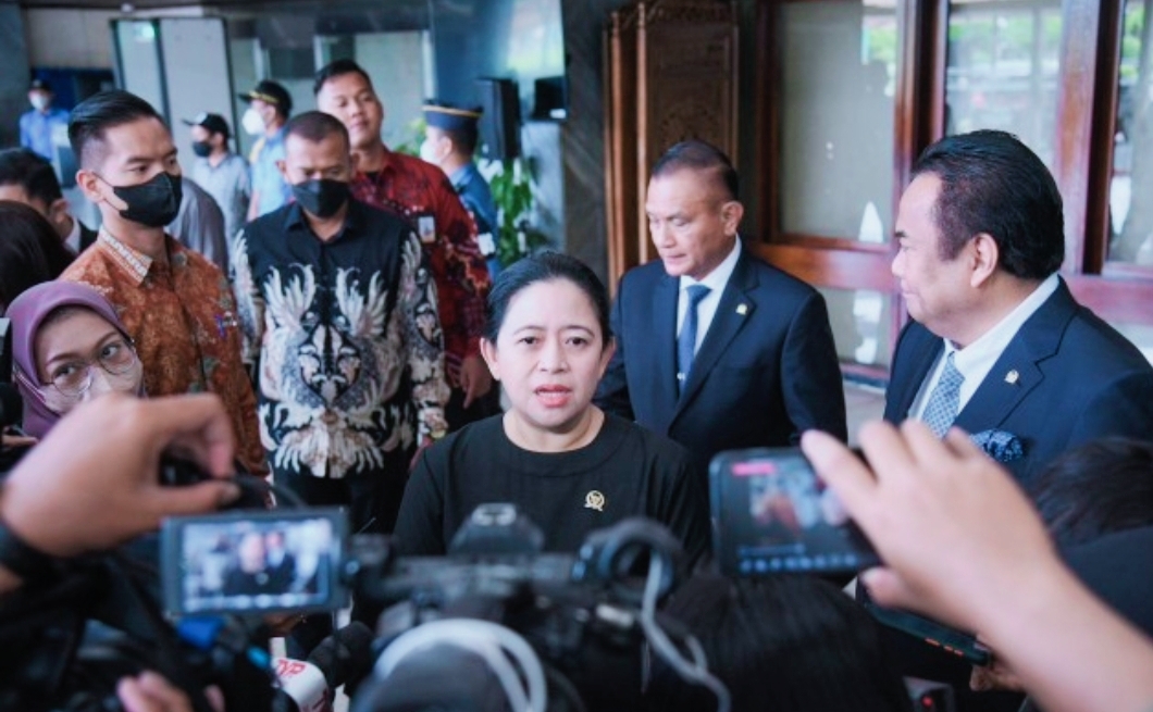 Ketua DPR-RI Dr.(H.C) Puan Maharani dalam konferensi pers usai Rapat Paripurna DPR RI ke-20 Masa Sidang IV Tahun Sidang 2022-2023 di selasar Gedung Nusantara II DPR RI Senayan, Jakarta, Selasa (4/4/2023). Foto : Opie/Man (Sumber Foto: Parlementaria, 2023).