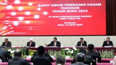 Dirut Bank Jatim, Busrul Iman dan Gubernur Khofifah Indar Parawansa saat Rapat RUPS di Bank Jatim. (Dok. Humas Bank Jatim, 2023).