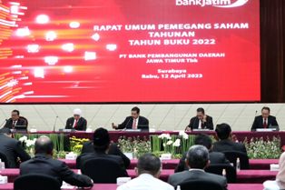 Dirut Bank Jatim, Busrul Iman dan Gubernur Khofifah Indar Parawansa saat Rapat RUPS di Bank Jatim. (Dok. Humas Bank Jatim, 2023).