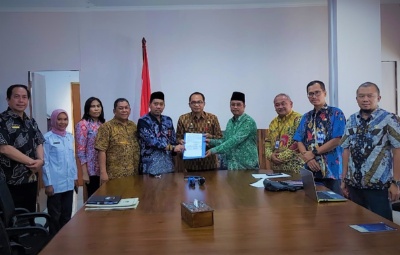 KPU Jatim, Miftahul Rozaq bersama Kepala Bakesbangpol, Eddy Supriyanto saat menyepakati NPHD Pilgub Jatim 2024. (Pca) (Sumber: Kominfo Jatim, 2023).