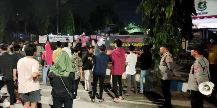 Pengamanan Polres Sumenep terhadap aksi mimbar bebas demokrasi Aliansi Mahasiswa Sumenep (AMS) di depan Kantor DPRD Kabupaten Sumenep (Sumber: Tribratanews, 2023).
