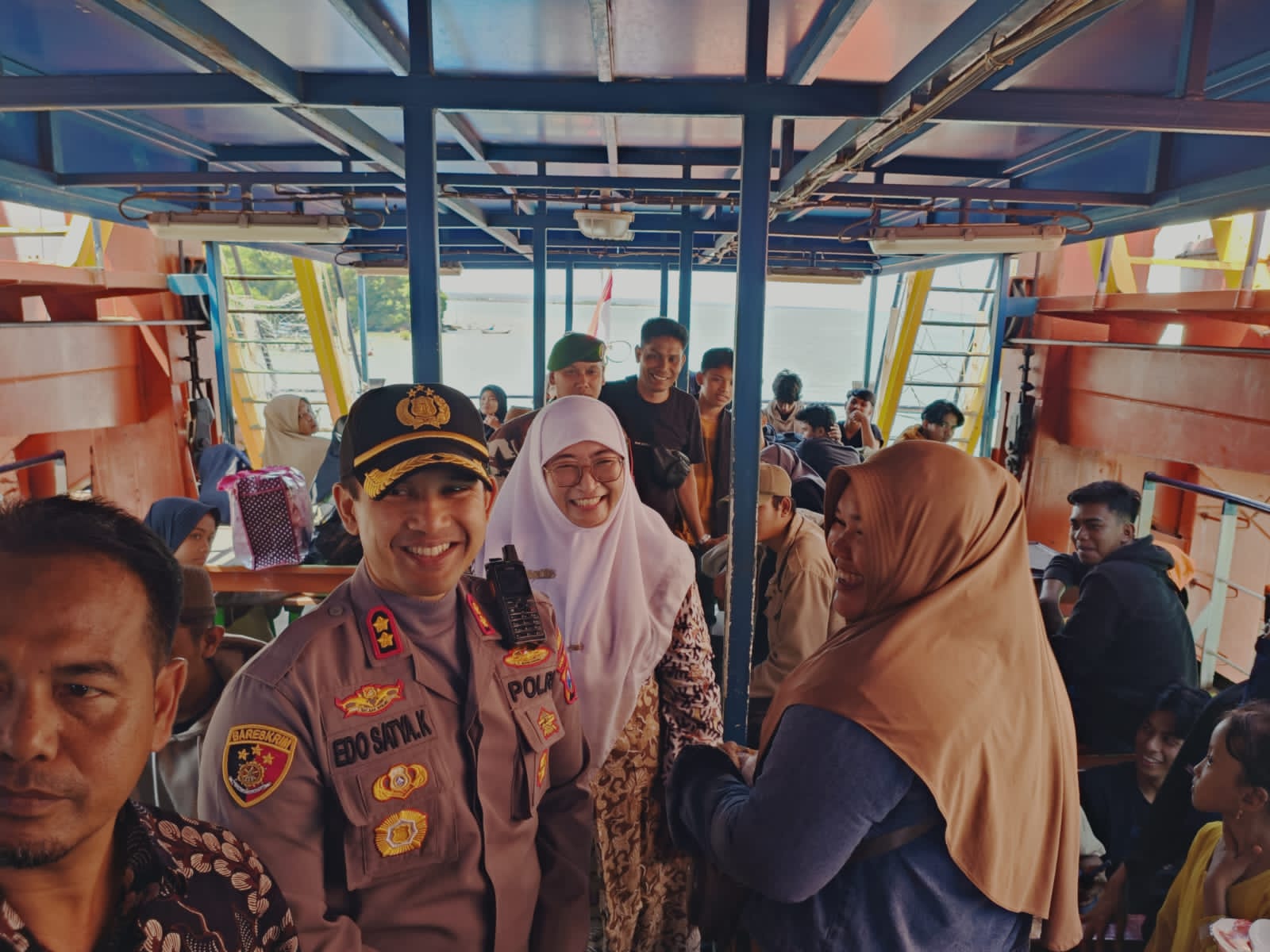 Wakil Bupati Kabupaten Sumenep Hj. Dewi Kholifah melepas langsung pemberangkatan Kapal Dharma Bahari Sumekar (DBS) III yang mengangkut penumpang 360 warga Pulau Kangean di Pelabuhan Kalianget, pada Minggu (16/4/2023) pukul 13.00 WIB (Sumber Foto: Pemkab Sumenep, 2023).