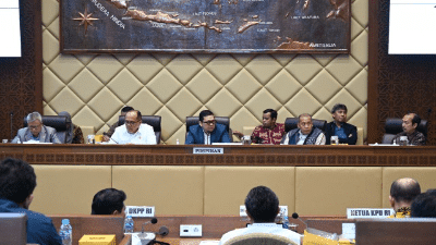 Ketua Komisi II DPR RI Ahmad Doli Kurnia Tandjung (tengah) saat rapat dengar pendapat Komisi II dengan KPU, BAWASLU, DKPP dan Dirjen Polpum Kemendagri. Foto: Mentari/nr (Sumber foto: DPR RI, 2023).