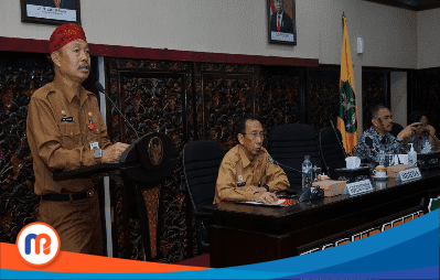 Sekretaris Daerah (Sekda) Kabupaten Sumenep Edi Rasiyadi saat membuka sosialisasi pelaksanaan aplikasi Srikandi (Sumber foto: Pemkab Sumenep, 2023).
