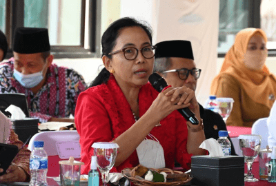 Anggota Komisi VIII DPR RI MY Esti Wijayanti saat mengikuti pertemuan Tim Kunjungan Kerja Reses Komisi VIII ke Kulon Progo, DIY, Senin (8/5/2023). Foto: Bianca/nr (Sumber: DPR Ri, 2023).