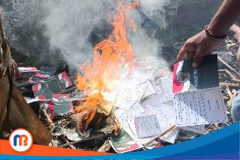 Pembakaran surat suara Pilkades Klabetan di belakang Kantor Polsek Sepulu, yang dilakukan oleh P2KD yang disaksikan oleh calon, Muspika, dan saksi calon (Dok. Madurapers, 2023).