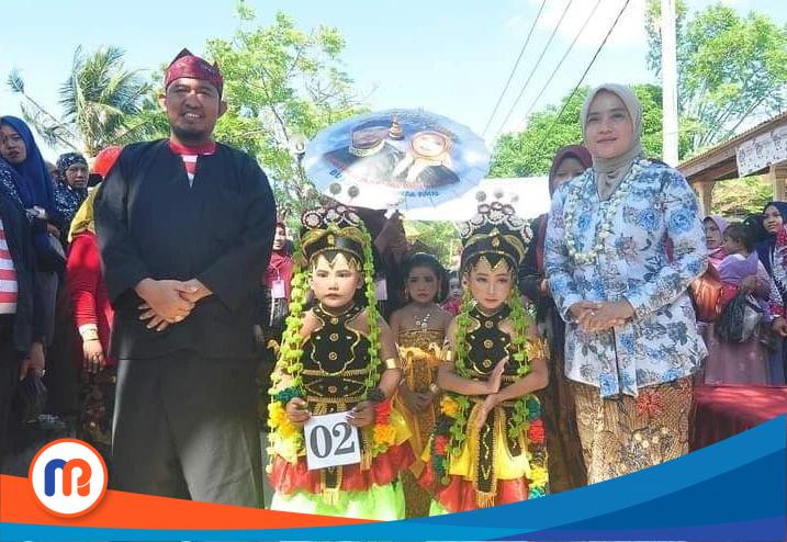Bupati Sumenep Achmad Fauzi foto bersama dengan delegasi TK Ibarahimi Andulang Kecamatan Gapura Sumenep pada Festival Tan Pangantanan. (Sumber Foto: Dinas Pendidikan Sumenep, 2023). 