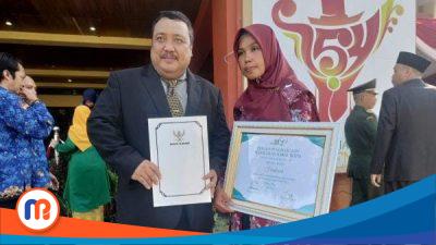 Kepala Dinas Sosial Pemberdayaan Perempuan dan Perlindungan Anak (Kadinsos P3A) Kabupaten Sumenep, Drs. Achmad Dzulkarnain (Kiri) bersama dengan Hadariah, petugas kesehatan honorer kesehatan Puskesmas Sapeken (Sumber Foto: Istimewa, 2023).