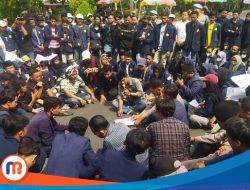 Bangkalan Berduka, Ratusan Mahasiswa UTM Gelar Demo dan Tahlil Bersama di Depan Kantor Polres Bangkalan