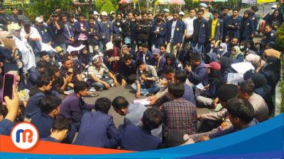 Bangkalan Berduka, Ratusan Mahasiswa UTM Gelar Demo dan Tahlil Bersama di Depan Kantor Polres Bangkalan