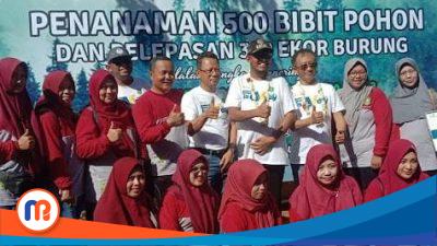 Foto bersama Kepala Dinas Lingkungan Hidup Kabupaten Sumenep, Arif Susanto pada aksi tanam pohon yang ditempatkan di Taman Adipura depan Masjid Jamik Sumenep (Sumber Foto: Istimewa, 2023). 