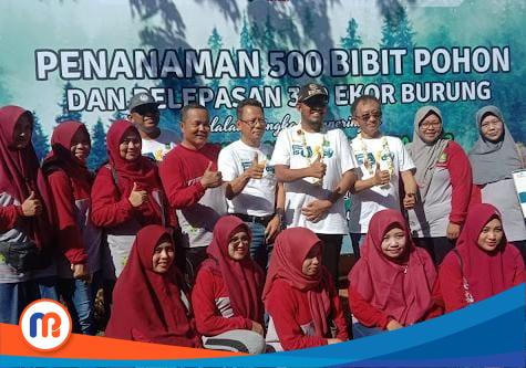 Foto bersama Kepala Dinas Lingkungan Hidup Kabupaten Sumenep, Arif Susanto pada aksi tanam pohon yang ditempatkan di Taman Adipura depan Masjid Jamik Sumenep (Sumber Foto: Istimewa, 2023). 