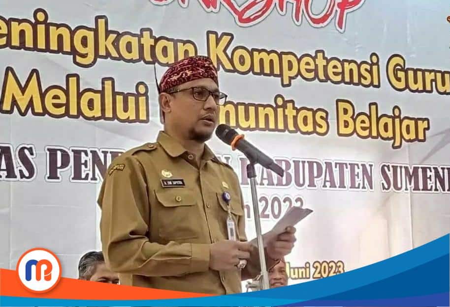 Kepala Dinas Pendidikan Kabupaten Sumenep, Agus Dwi Saputra, S.Sos., M.Si saat memberikan sambutan pada Workshop Peningkatan Kompetensi Guru Melalui Komunitas Belajar (Sumber Foto: Istimewa, 2023). 