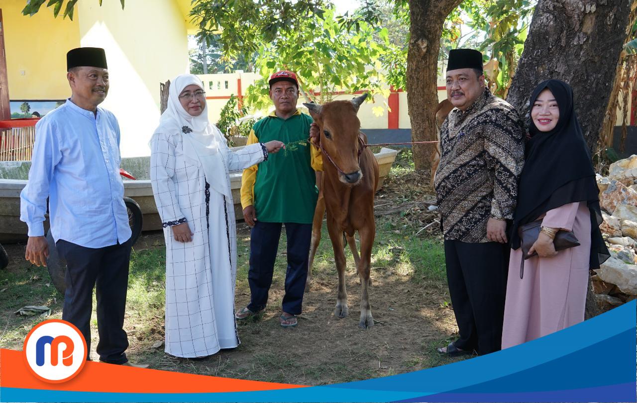 Wakil Bupati Sumenep Hj. Dewi Khalifah bersama Kadinsos dan P3A) Kabupaten Sumenep Achmad Dzulkarnain saat melakukan penyerahan hewan kurban di Rumah Perlindungan Sosial (RPS) Kabupaten Sumenep, pada Kamis (29/06/2023) (Sumber Foto: Istimewa. 2023). 