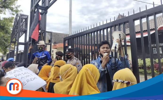 Ketua GPDS Kabupaten Sumenep, Fairuz Abadi saat menggelar aksi demonstrasi beberapa waktu lalu. (Sumber Foto: Istimewa, 2023). 