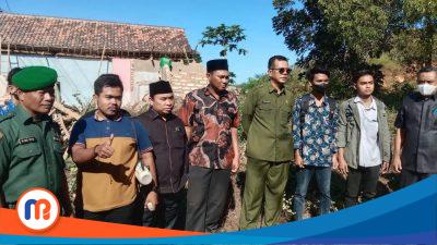 Ketua DPRD Sumenep Abdul Hamid didampingi Anggota DPRD Sumenep lainnya bersama masa aksi FMPL saat meninjau langsung lokasi Galian C (Sumber Foto: Istimewa, 2023). 