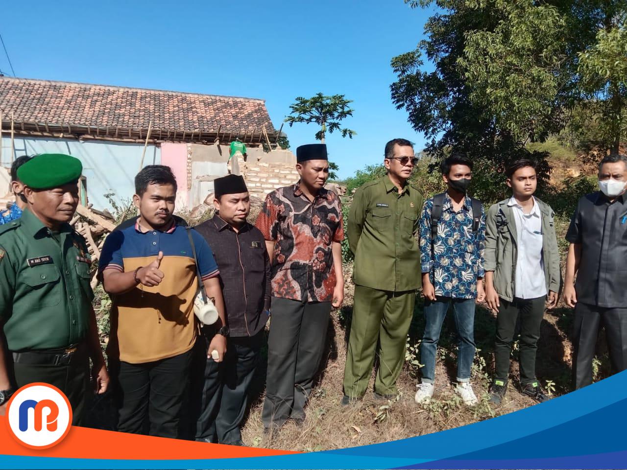 Ketua DPRD Sumenep Abdul Hamid didampingi Anggota DPRD Sumenep lainnya bersama masa aksi FMPL saat meninjau langsung lokasi Galian C (Sumber Foto: Istimewa, 2023). 