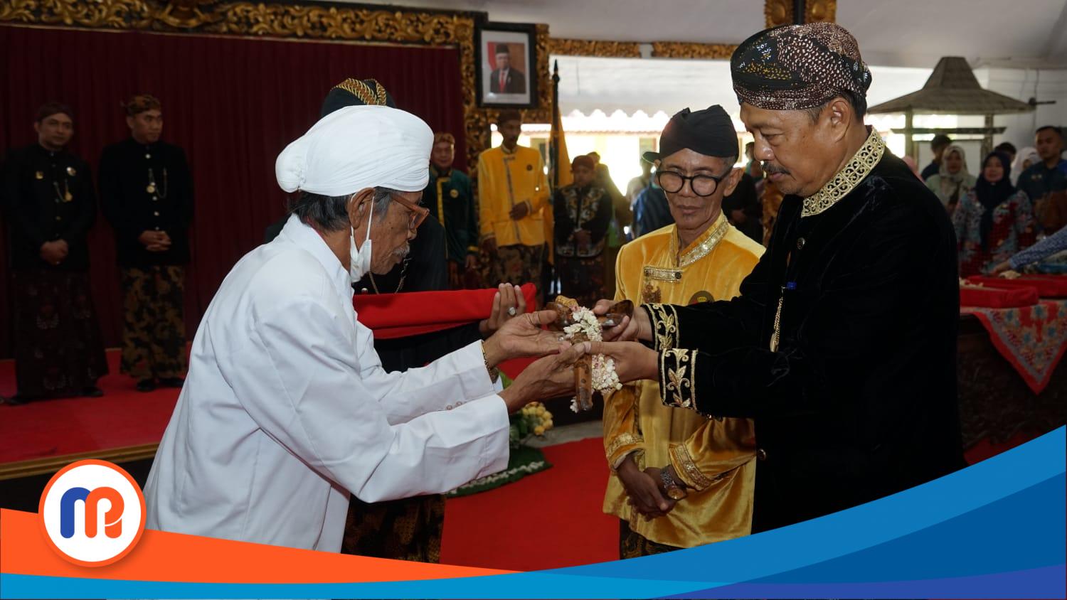 Sekretaris Daerah (Sekda) Kabupaten Sumenep Edi Rasiyadi saat menerima pusaka keraton Sumenep usai dilakukan penjemasan pada Kamis (27/07/2023) (Sumber Foto: Istimewa, 2023). 