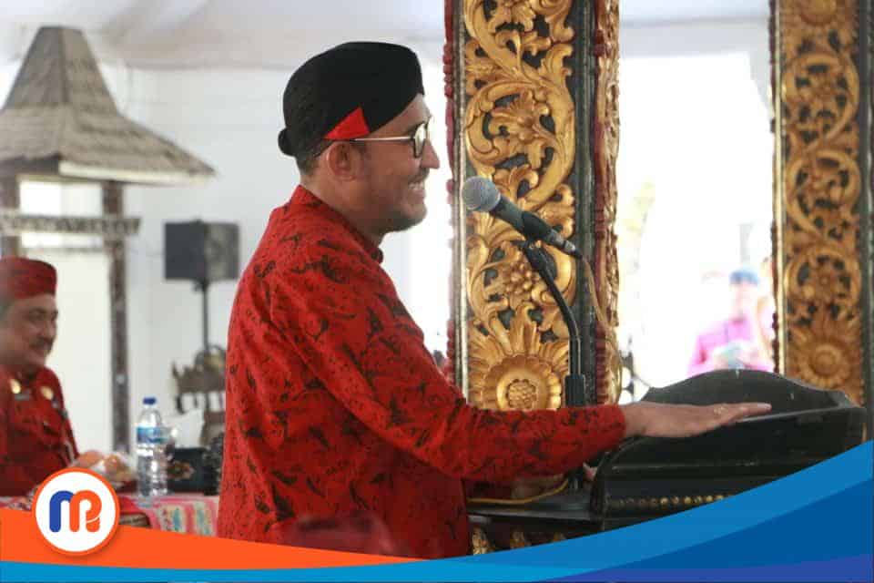 Bupati Sumenep, Achmad Fauzi Wongsojudo saat memberikan sambutan penyerahan beasiswa dan bantuan masjid musholla di Pendopo Agung Keraton Sumenep, Jum'at (04/08/2023) (Sumber Foto: Istimewa, 2023). 