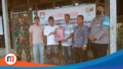 Gerakan Masyarakat Konang Perduli Demokrasi (GMKPD) bersama kuasa hukum didampingi oleh pihak Kepolisian serta TNI, di depan kantor Panitia Pemilihan Kepala Desa (P2KD) Desa Konang, Kecamatan Konang, Kabupaten Bangkalan, Rabu (20/09/2023) (Dok. Madurapers, 2023).